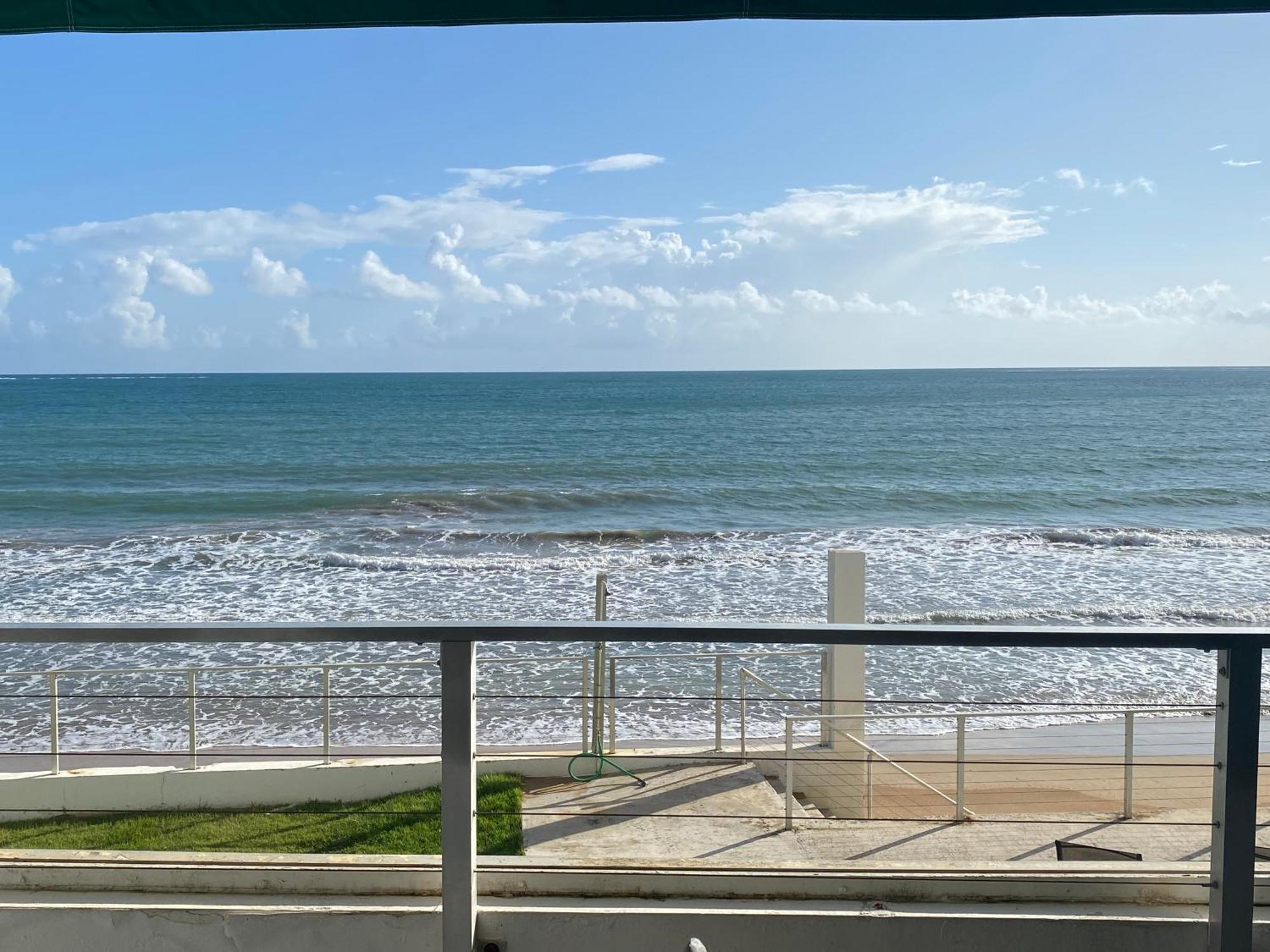 Oceanfront Condo In 卢基约 外观 照片